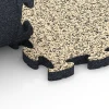 Großaufnahme vom Verbindungssystem von WARCO-Boden 6937 - Fallskyddsplatta pussel im Farbdesign Travertin. Abmessungen 44,6 x 44,6 × 2,8 cm.