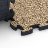 Großaufnahme vom Verbindungssystem von WARCO-Boden 6939 - Fallskyddsplatta pussel im Farbdesign Rattan. Abmessungen 44,6 x 44,6 × 2,8 cm.