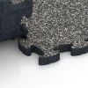 Großaufnahme vom Verbindungssystem von WARCO-Boden 6949 - Sportplattor gummi im Farbdesign Mörkgrå granit. Abmessungen 44,6 x 44,6 × 2,8 cm.