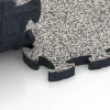 Großaufnahme vom Verbindungssystem von WARCO-Boden 6950 - Sportplattor gummi im Farbdesign Grå granit. Abmessungen 44,6 x 44,6 × 2,8 cm.