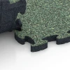 Großaufnahme vom Verbindungssystem von WARCO-Boden 6843 - Fitness Active gymgolv im Farbdesign Engelskt gräs. Abmessungen 44,6 x 44,6 × 2,8 cm.