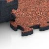Großaufnahme vom Verbindungssystem von WARCO-Boden 6944 - Terrassplatta gummi im Farbdesign Etna. Abmessungen 44,6 x 44,6 × 2,8 cm.