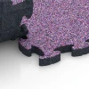Großaufnahme vom Verbindungssystem von WARCO-Boden 6846 - Fitness Active gymgolv im Farbdesign Lavendel. Abmessungen 44,6 x 44,6 × 2,8 cm.