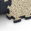 Großaufnahme vom Verbindungssystem von WARCO-Boden 6847 - Fitness Active gymgolv im Farbdesign Travertin. Abmessungen 44,6 x 44,6 × 2,8 cm.