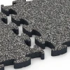 Großaufnahme vom Verbindungssystem von WARCO-Boden 6877 - Fitness Max gymgolv im Farbdesign Mörkgrå granit. Abmessungen 44,6 x 44,6 × 2,8 cm.