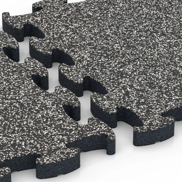 Großaufnahme vom Verbindungssystem von WARCO-Boden 6877 - Fitness Max gymgolv im Farbdesign Mörkgrå granit. Abmessungen 44,6 x 44,6 × 2,8 cm.