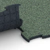 Großaufnahme vom Verbindungssystem von WARCO-Boden 6852 - Fitness Active gymgolv im Farbdesign Engelskt gräs. Abmessungen 97,1 x 97,1 x 2,8 cm.