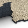 Großaufnahme vom Verbindungssystem von WARCO-Boden 6856 - Fitness Active gymgolv im Farbdesign Travertin. Abmessungen 97,1 x 97,1 x 2,8 cm.