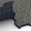Großaufnahme vom Verbindungssystem von WARCO-Boden 6886 - Fitness Max gymgolv im Farbdesign Mörkgrå granit. Abmessungen 97,1 x 97,1 x 2,8 cm.