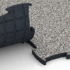 Großaufnahme vom Verbindungssystem von WARCO-Boden 6887 - Fitness Max gymgolv im Farbdesign Grå granit. Abmessungen 97,1 x 97,1 x 2,8 cm.