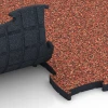 Großaufnahme vom Verbindungssystem von WARCO-Boden 6890 - Fitness Max gymgolv im Farbdesign Etna. Abmessungen 97,1 x 97,1 x 2,8 cm.