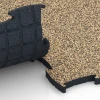 Großaufnahme vom Verbindungssystem von WARCO-Boden 6894 - Fitness Max gymgolv im Farbdesign Rattan. Abmessungen 97,1 x 97,1 x 2,8 cm.