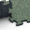 Großaufnahme vom Verbindungssystem von WARCO-Boden 6771 - Poolkantplattor im Farbdesign Engelskt gräs. Abmessungen 28,9 x 28,9 x 1,8 cm.