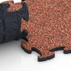 Großaufnahme vom Verbindungssystem von WARCO-Boden 6773 - Poolkantplattor im Farbdesign Etna. Abmessungen 28,9 x 28,9 x 1,8 cm.
