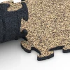 Großaufnahme vom Verbindungssystem von WARCO-Boden 6777 - Poolkantplattor im Farbdesign Rattan. Abmessungen 28,9 x 28,9 x 1,8 cm.