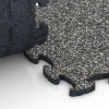 Großaufnahme vom Verbindungssystem von WARCO-Boden 6814 - Balkongplatta gummi im Farbdesign Mörkgrå granit. Abmessungen 28,9 x 28,9 x 1,8 cm.
