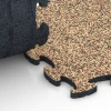 Großaufnahme vom Verbindungssystem von WARCO-Boden 6817 - Balkongplatta gummi im Farbdesign Terrakotta. Abmessungen 28,9 x 28,9 x 1,8 cm.