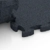 Großaufnahme vom Verbindungssystem von WARCO-Boden 6959 - Fitness Premium träningsgolv im Farbdesign Antracit. Abmessungen 28,9 x 28,9 x 2,8 cm.