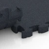 Großaufnahme vom Verbindungssystem von WARCO-Boden 6965 - Fitness Premium studiogolv im Farbdesign Antracit. Abmessungen 28,9 x 28,9 x 2,8 cm.