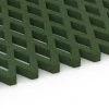 Großaufnahme vom Verbindungssystem von WARCO-Boden 7011 - Fallskyddsmatta med galler im Farbdesign Gräsgrön. Abmessungen 100 x 100 x 4 cm.
