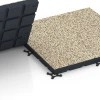 Großaufnahme vom Verbindungssystem von WARCO-Boden 7147 - Gymgolv för utomhusbruk im Farbdesign Travertin. Abmessungen 60 x 60 x 4 cm | 0,36 m².