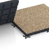 Großaufnahme vom Verbindungssystem von WARCO-Boden 7149 - Gymgolv för utomhusbruk im Farbdesign Rattan. Abmessungen 60 x 60 x 4 cm | 0,36 m².