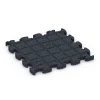 Aufsicht auf die Unterseite, also die Bodenseite von WARCO-Formteil 6819 - Balkongplatta gummi im Format 28,9 x 28,9 x 1,8 cm.