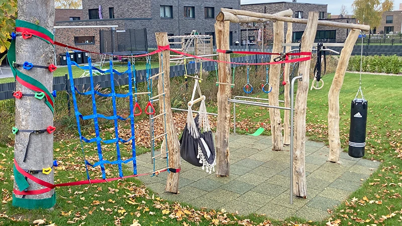 Fallschutzmatten in Savanne auf einem individuellen Kletterspielplatz.