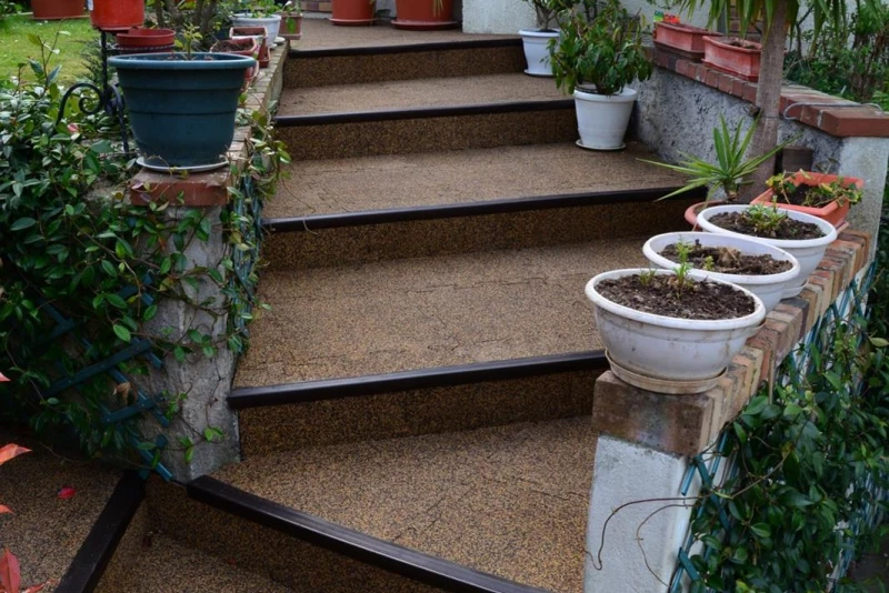Breite Treppe, die sich im Garten auf Terrasse hochzieht.